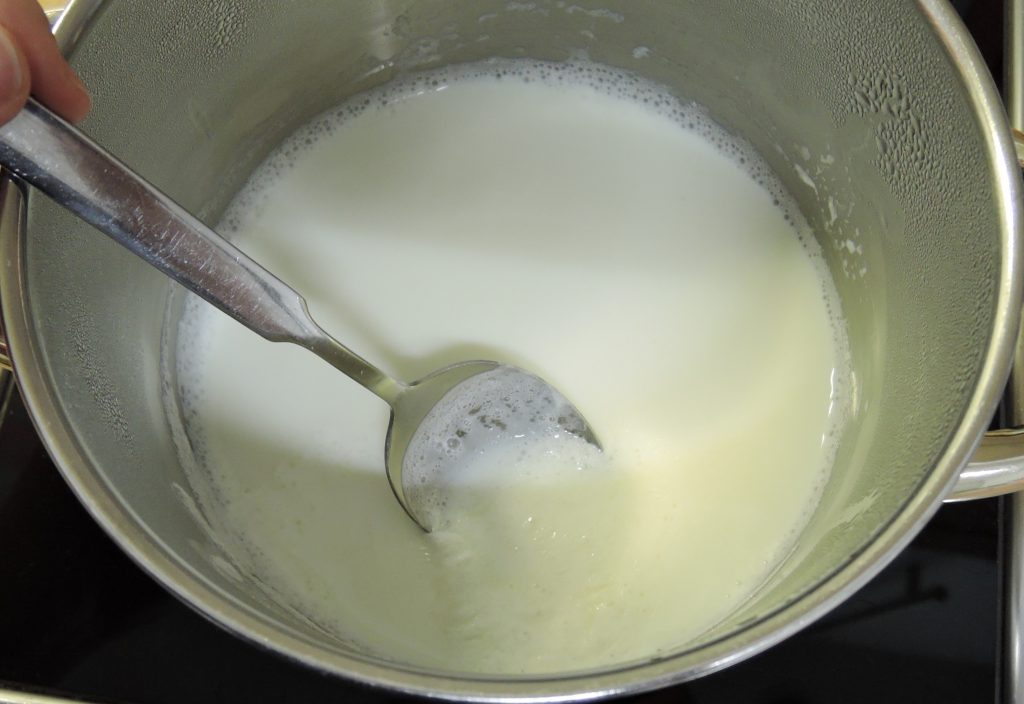 Vollmilch mit Milchhaut im Kochtopf