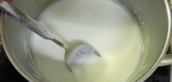 Vollmilch mit Milchhaut im Kochtopf