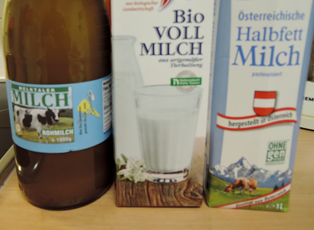 Je ein Litergefäß mit Rohmilch, Vollmilch und Halbfettmilch