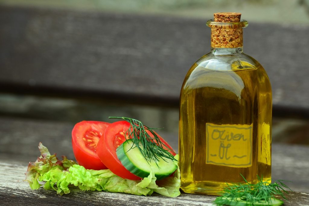 Olivenölflasche mit Salat