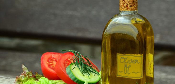 Olivenölflasche mit Salat