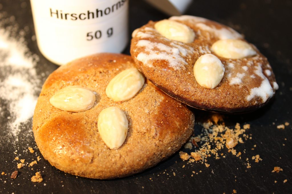 Zwei Lebkuchen mit Hirschhornsalz im Hintergreund