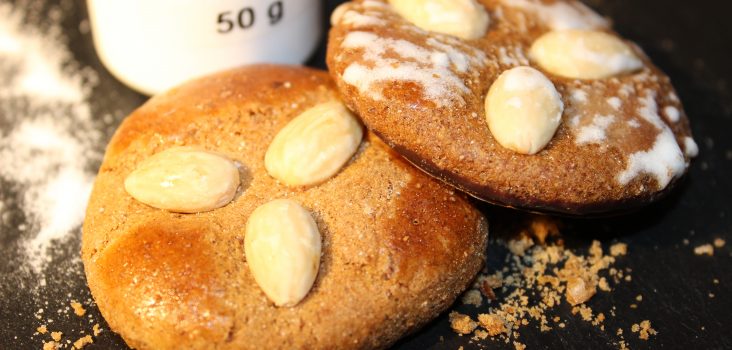 Zwei Lebkuchen mit Hirschhornsalz im Hintergreund