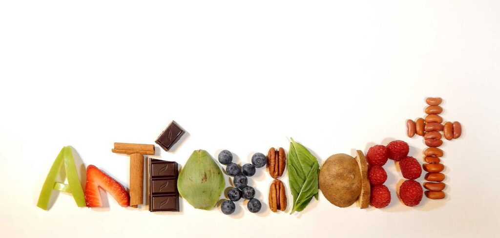 Das Wort Antioxidant aus Buchstaben aus Obst und Gemüse