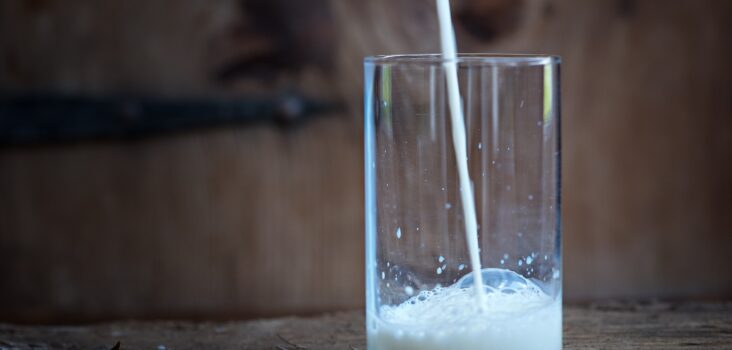 Milch wird in Glas gegossen