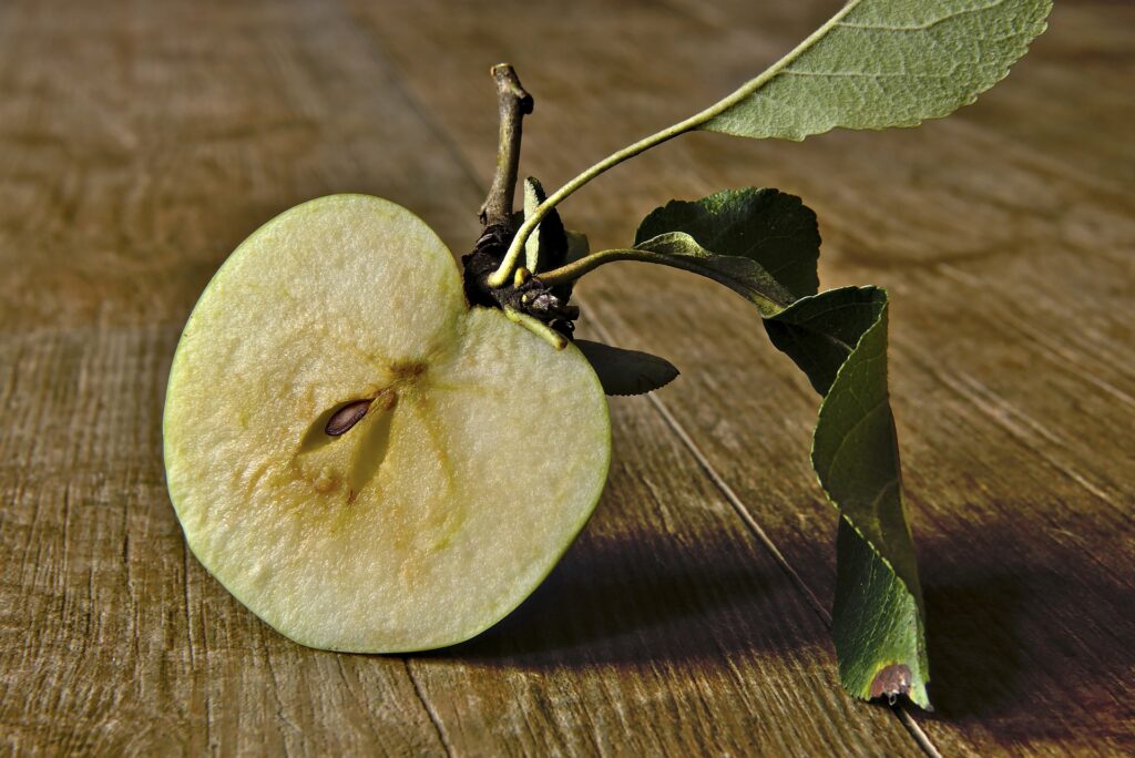 Aufgeschnittener Apfel, bei dem man Apfelkerne sieht