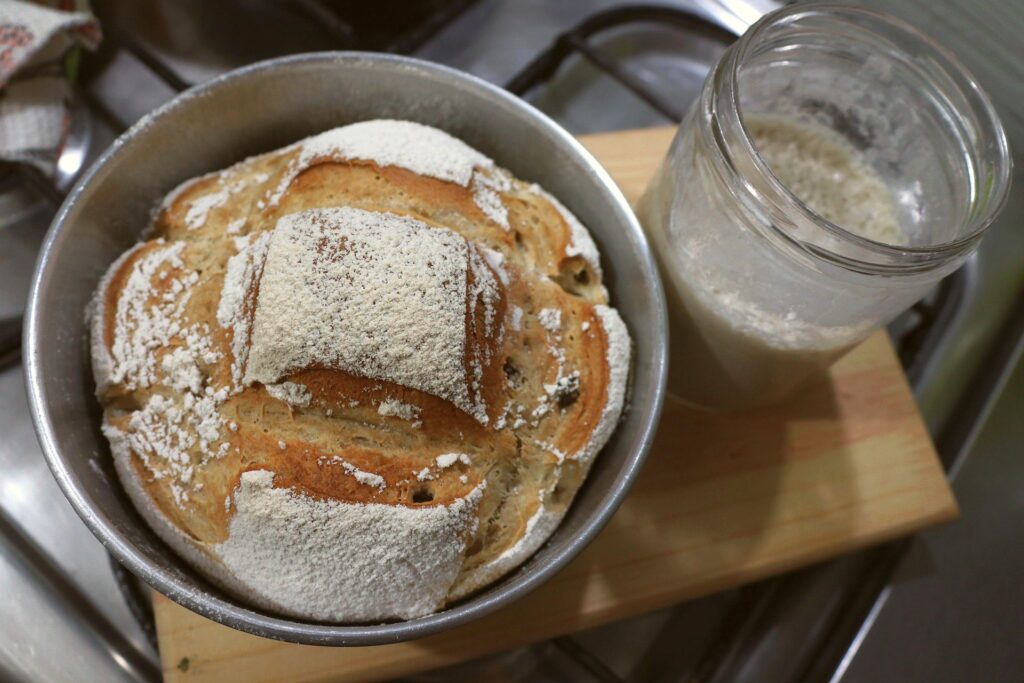 Brot aus Sauerteig in Schüssel