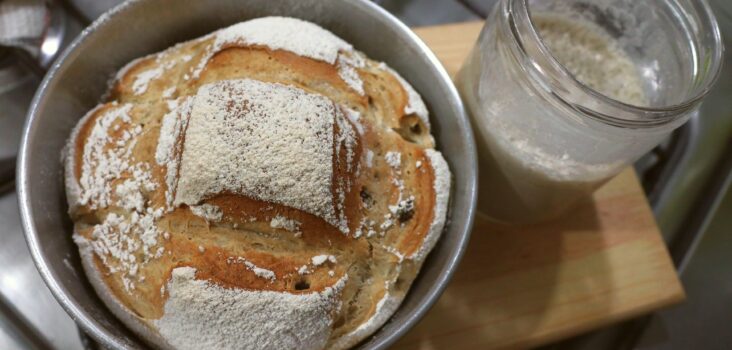 Brot aus Sauerteig in Schüssel